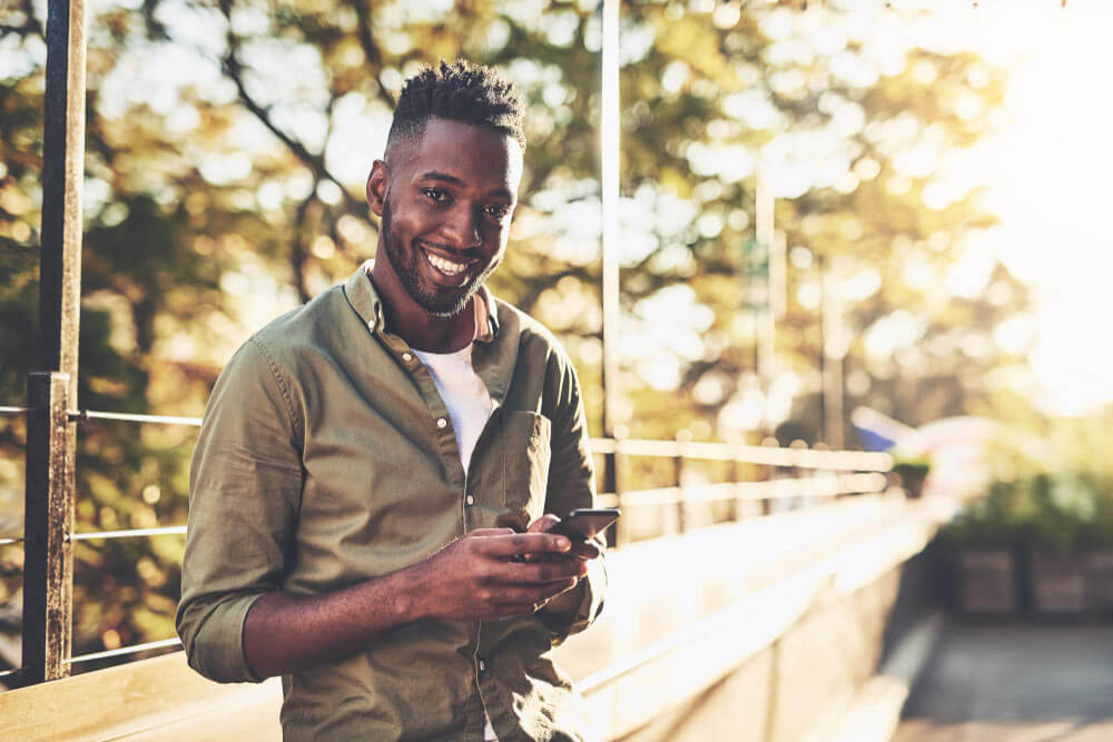 Man lacht en heeft-telefoon in zijn hand