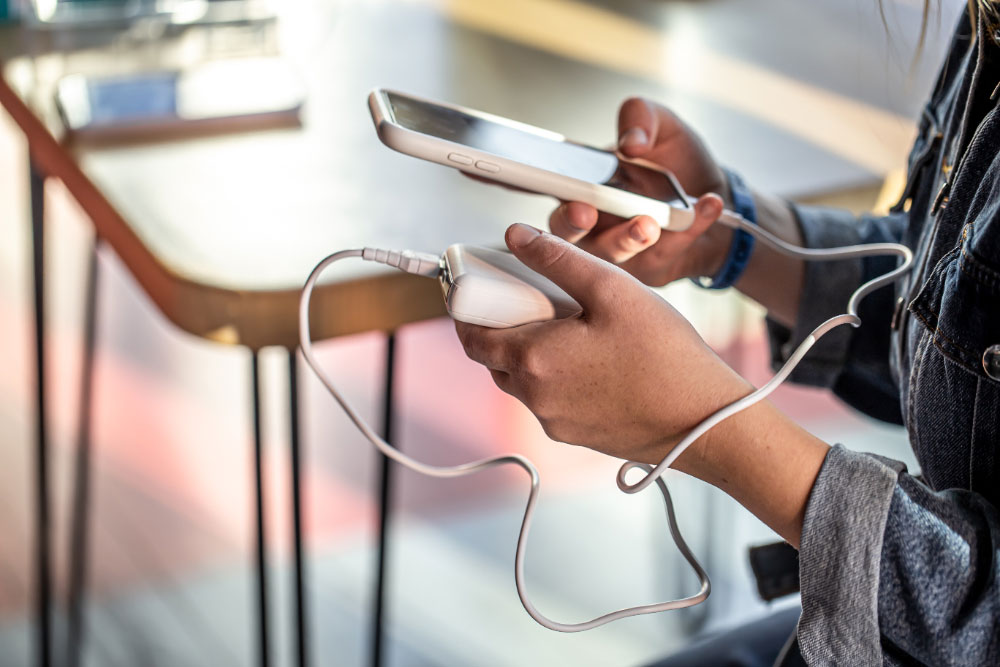 Telefoon in hand en opladen